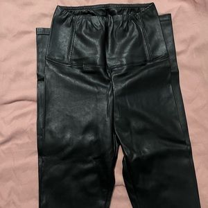 Aritzia Daria leggings